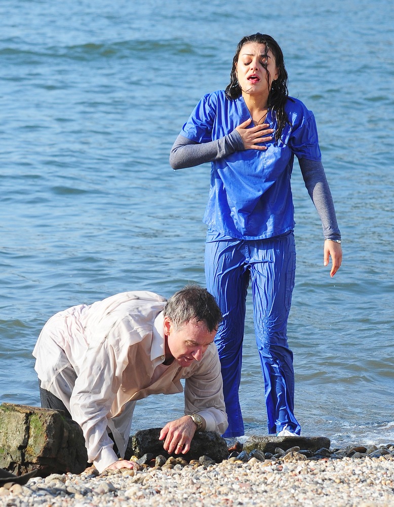 Mila Kunis And Robin Williams On The Set Of The Angriest